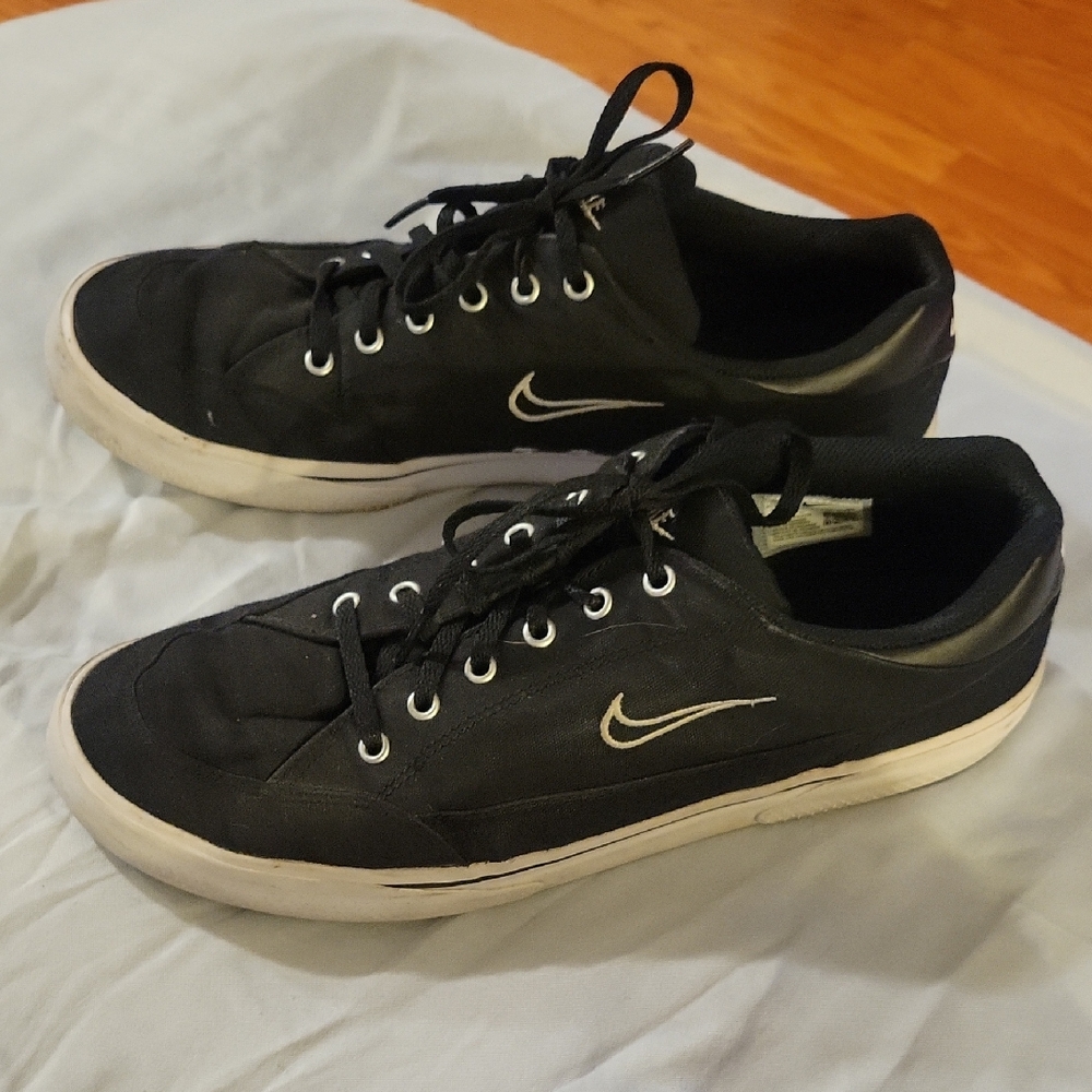 Nike Men's Black and White Sneakers